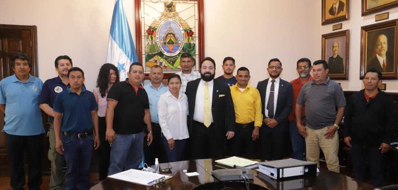Presidente Luis Redondo recibe a habitantes de Intibucá para ayudar a solventar problemas de títulos de tierra